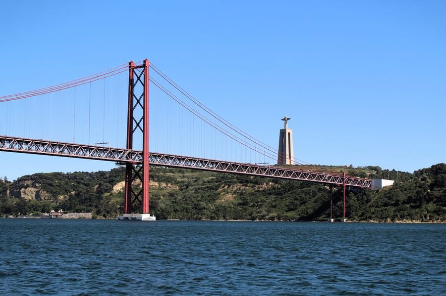Lisbon: Boat Tour 2:30H w/ Welcome Drink and Snacks - What the crew adds to the ride