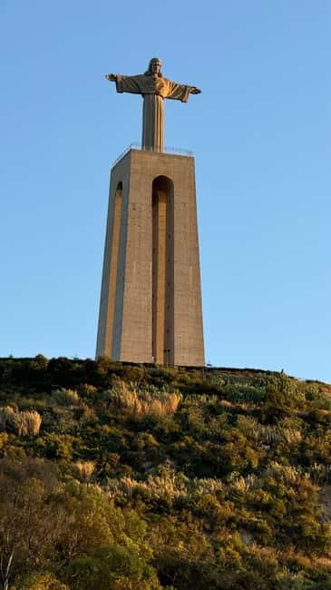 Lisbon: Boat Tour 2:30H w/ Welcome Drink and Snacks - Drinks, snacks, and the onboard mood