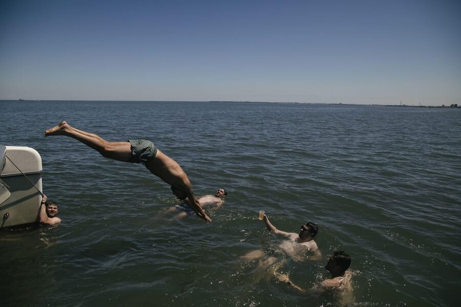 Lisbon: Catamaran Boat Party with Music, Open Bar & Dives - Who should book this catamaran party?