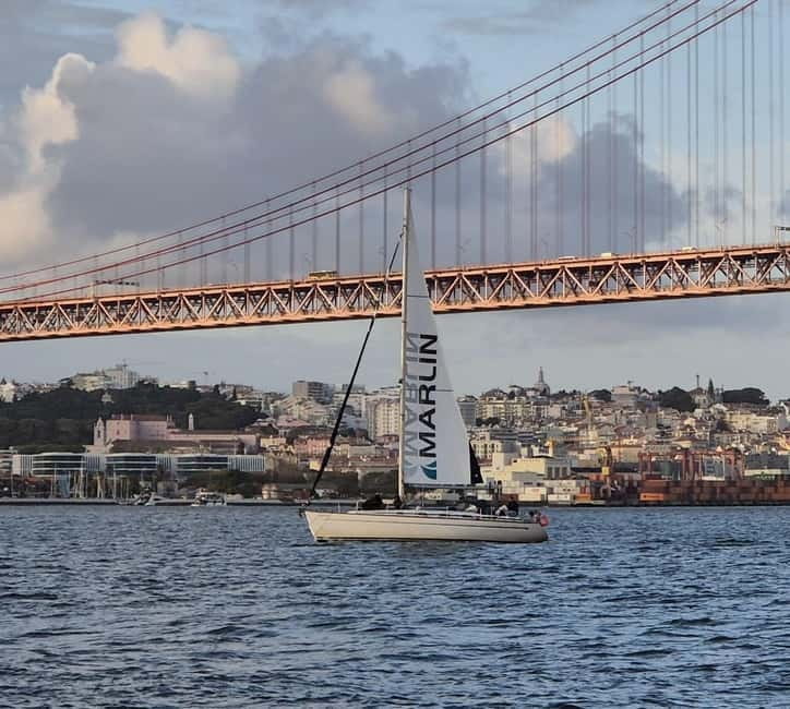 Lisbon: Classic Yacht Tour with Drinks and Pastel de Nata - Almada and Christ the King from the water
