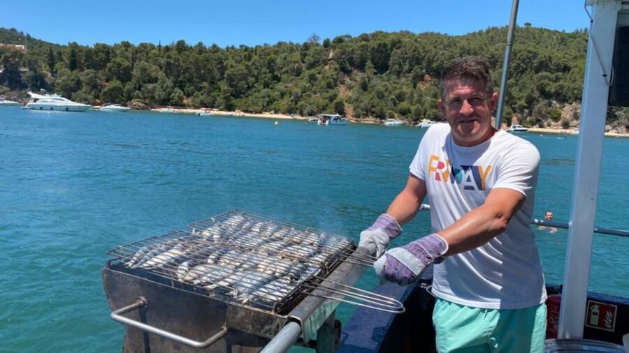 Lisbon: Cruise to the Beach with BBQ, Open Bar and Music - BBQ lunch with a practical menu