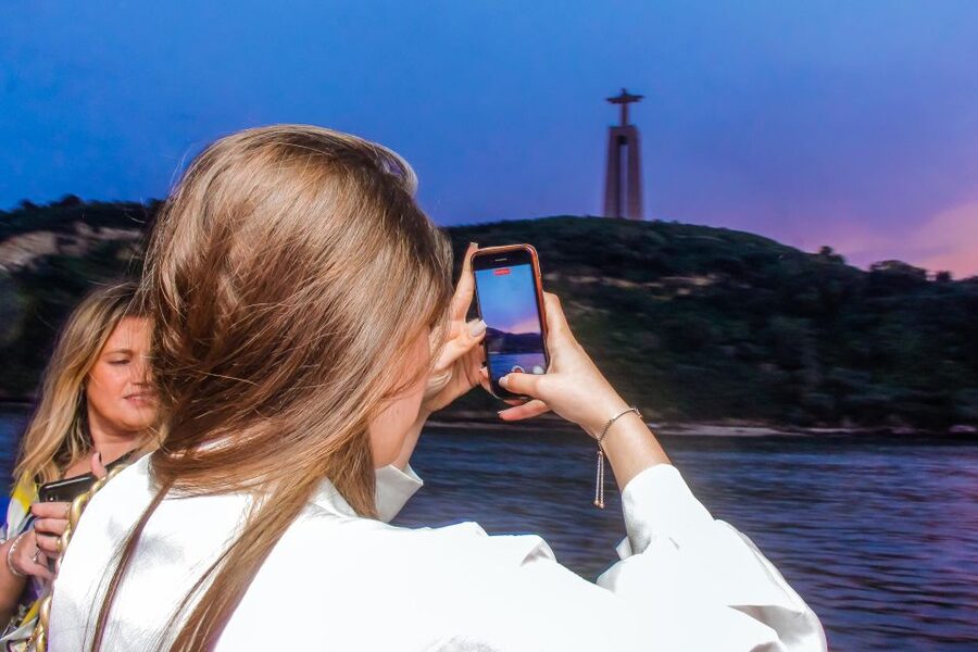 Lisbon: Disco Night Cruise with DJ and Open Bar - Finding the boat at the clock building
