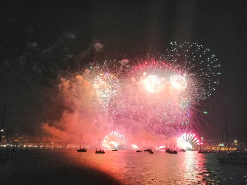 Lisbon: New Year's Eve Tagus River Cruise with Open Bar - Seeing Lisbon’s monuments from the river