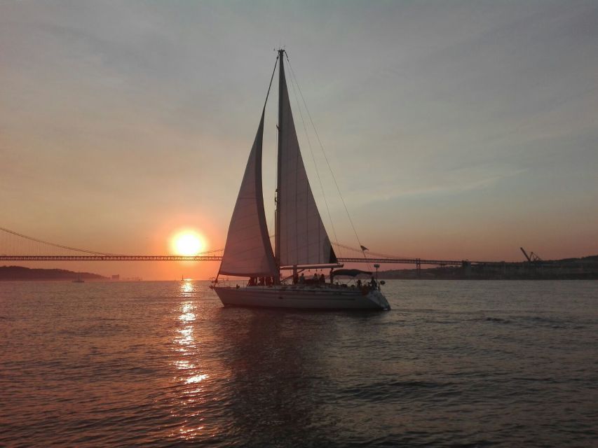 Lisbon: New Year's Eve Tagus River Cruise with Open Bar - Reaching Terreiro do Paço for midnight