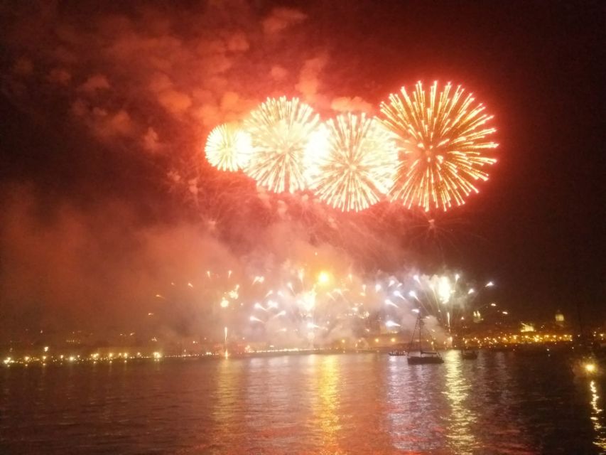Lisbon: New Year's Eve Tagus River Cruise with Open Bar - Leaving Alcântara after dark