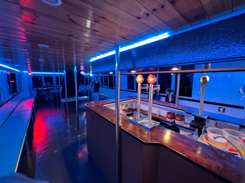 Lisbon: New Year's Eve with Live Dj Fireworks and Open Bar - Alfama from the river
