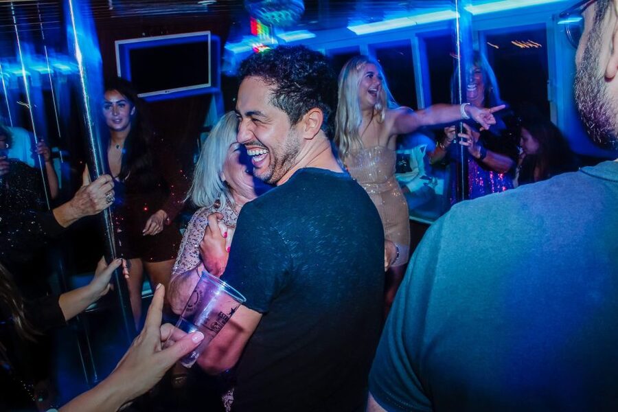 Lisbon: New Year's Eve with Live Dj Fireworks and Open Bar - The open bar and food offering