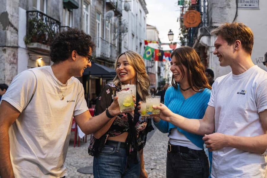 Lisbon: Private Dark History Walking Tour with Drinks - Starting at Largo do Carmo
