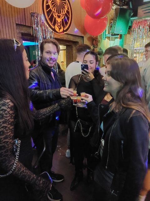 Lisbon Pub-crawl: 1h of open bar, Shots and VIP Club Entry - Key points at a glance