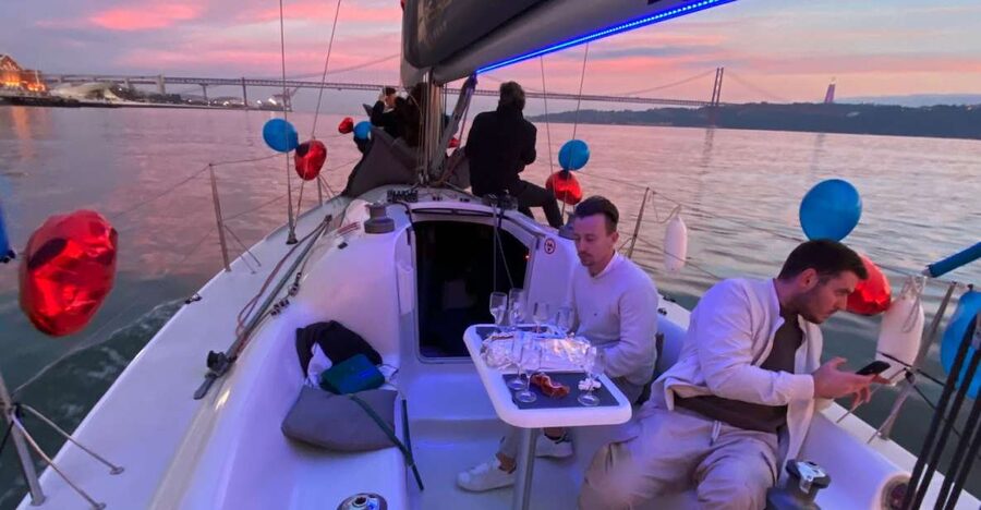 Lisbon: Sailboat Tour w/ Local Guide and Open Bar Green Wine - The first 20 minutes on the Tagus