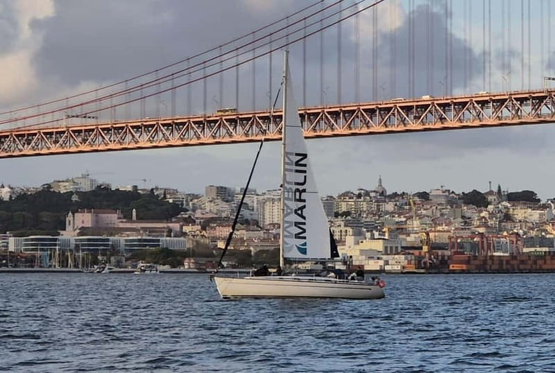 Lisbon: Sailing Boat Tour with Drinks & Pastel de Nata - Group size and the value of the crew