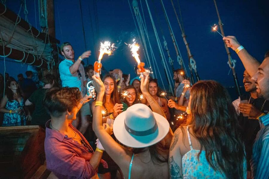 Lisbon: Sunset Boat Party Cruise with Music & Drinks - Four hours from the Principe Perfeito