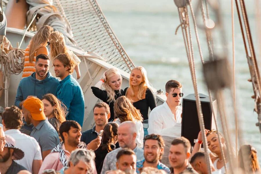 Lisbon: Sunset Boat Party Cruise with Music & Drinks - Who will enjoy this boat party