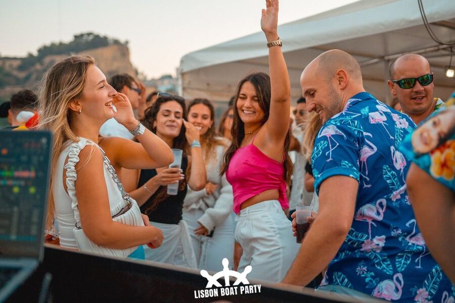 Lisbon: Sunset Boat Party with 2 Drinks and Free Club Entry - How to make the night go better