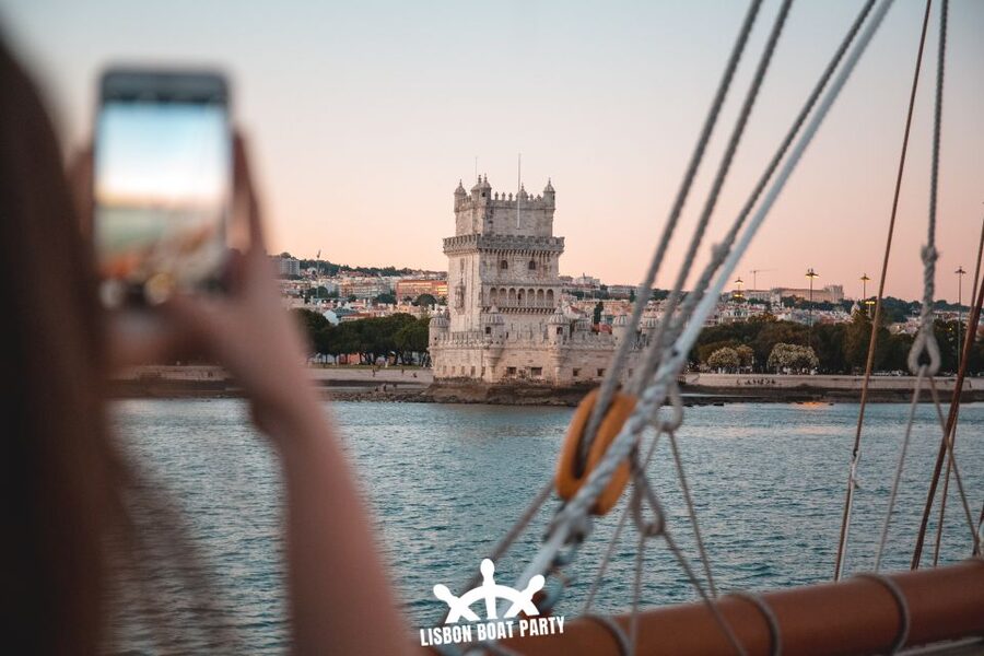 Lisbon: Sunset Boat Party with 2 Drinks and Free Club Entry - Following the Tagus route