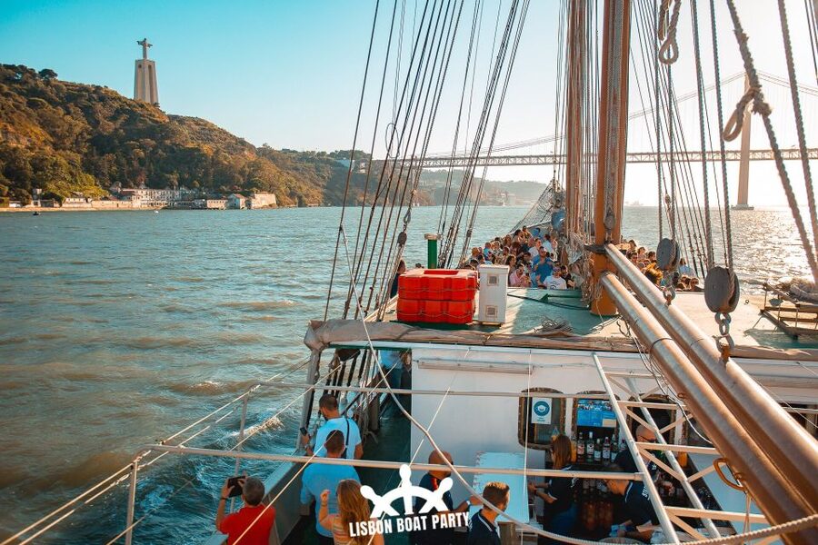 Lisbon: Sunset Boat Party with 2 Drinks and Free Club Entry - Music, dancing, and the onboard bar