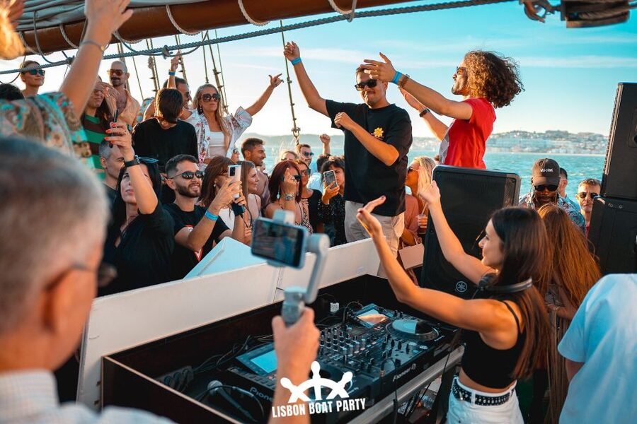 Lisbon: Sunset Boat Party with 2 Drinks and Free Club Entry - The club entry after the boat