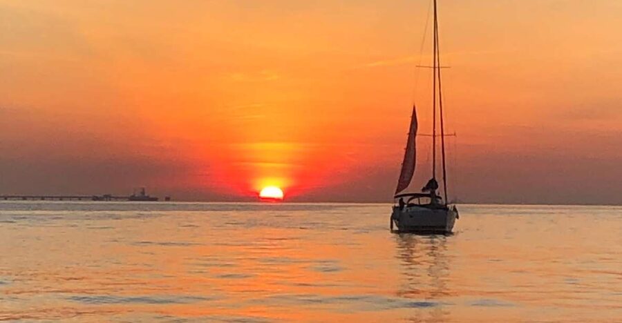 Lisbon: Sunset Cruise with Drinks - Meeting the boat at Doca do Bom Sucesso