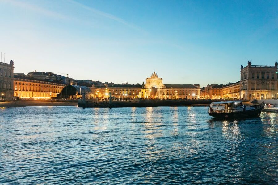 Lisbon: Sunset Cruise with Welcome Drink and Snacks - Returning past Christ the King