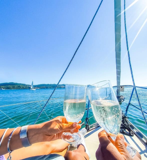 Lisbon: "Sunset" & "Day Tours" by boat, with drink and music - What the two-hour route shows you