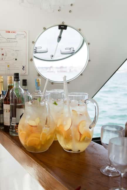 Lisbon: Sunset/Night Boat Party with Open Bar, Snacks & DJ - The DJ and the social mood