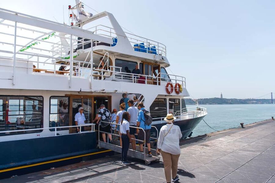 Lisbon: Tagus River Boat Tour with One Drink Included - The Monument to the Discoveries and Belém Tower