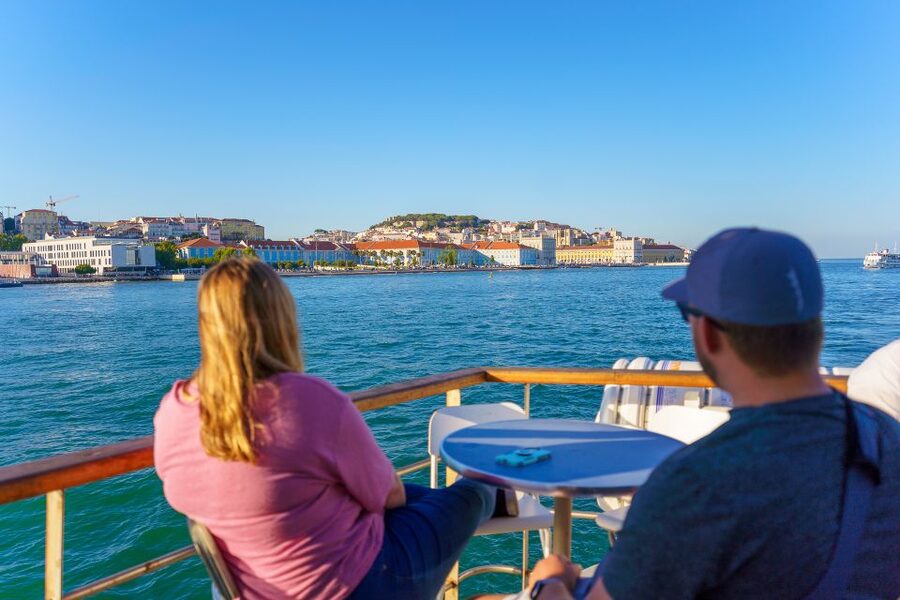 Lisbon: Tagus River Boat Tour with One Drink Included - Christ the King and the return along Lisbon’s shore