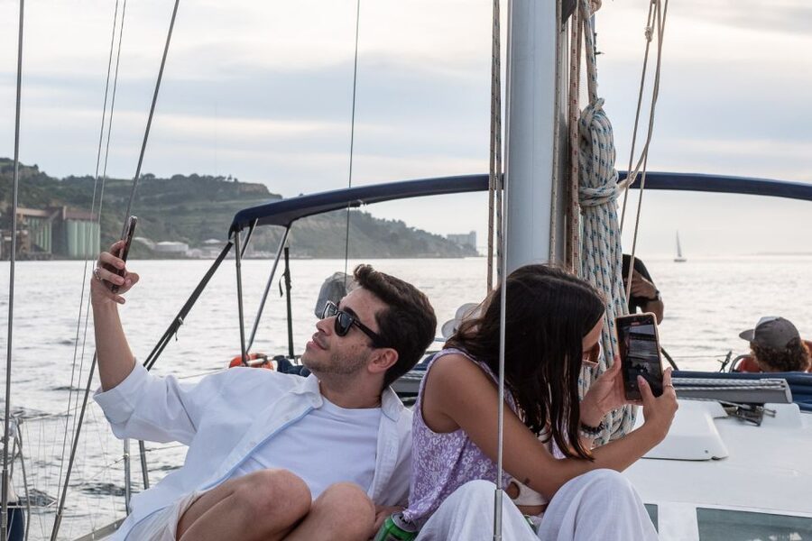Lisbon: Tagus River Sunset Cruise with Drinks - What the small sailboat changes