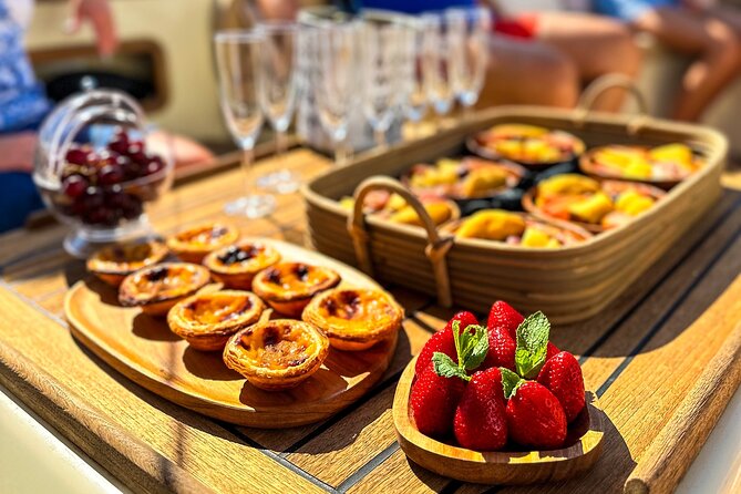 Lisbon – Vinho Verde Wine Premium Boat Experience - What you actually get to drink and eat