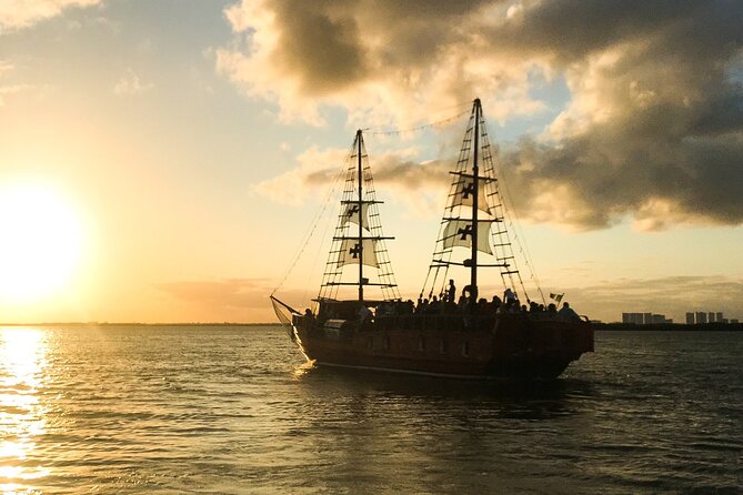 Live a Romantic Night Cruise Dinner at COLUMBUS (open bar included) - Choosing between lobster, steak, and vegetarian dinner
