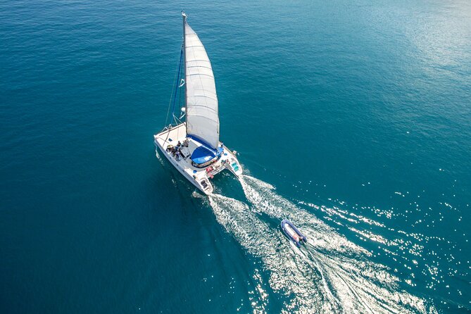 Live this unique experience. Catamaran to Isla Mujeres Tour. Open Bar included. - The return sail is the liveliest part