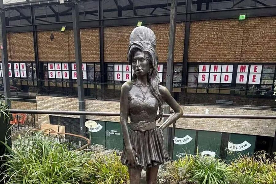 London: Amy Winehouse Bar Tour with Drinks and Snacks - The first Camden pub: where her early story feels local