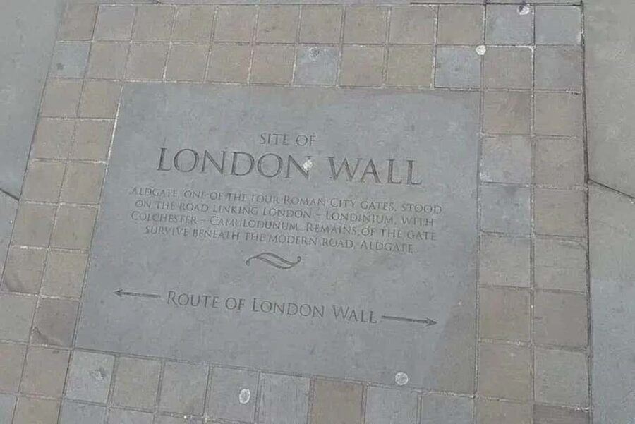 London: Jack the Ripper Tour with Drinks - Walking between the crime sites
