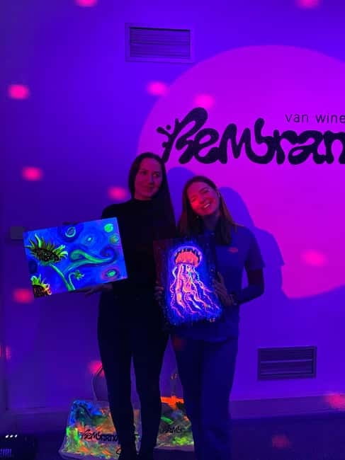 London: Paint and Sip in the Dark with Bottomless Drinks - A blacklight art class with a party feel