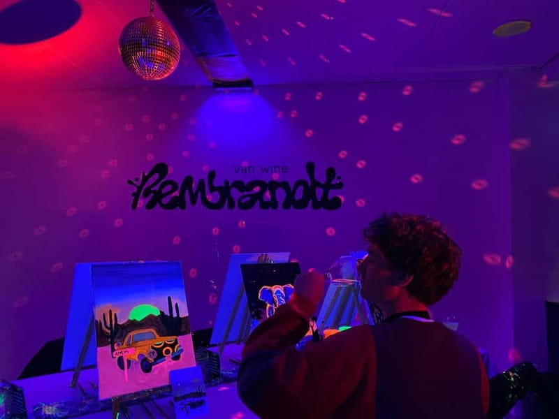 London: Paint and Sip in the Dark with Bottomless Drinks - What happens during the two-hour session