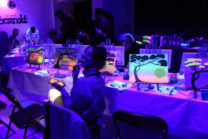 London: Paint and Sip in the Dark with Bottomless Drinks - Tips for getting more from the evening