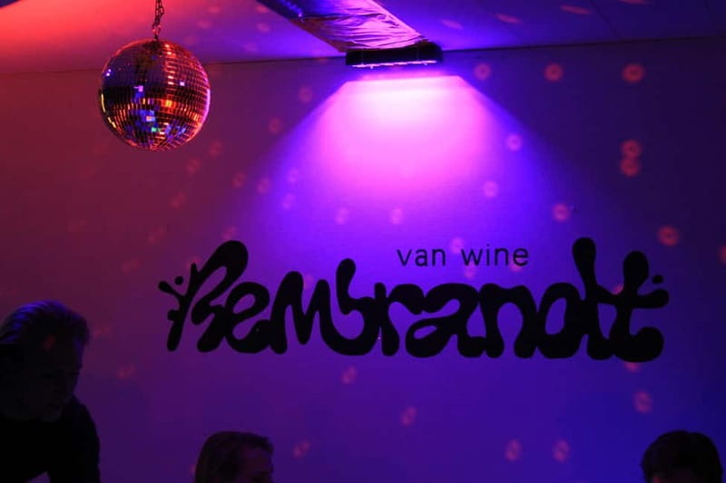 London: Paint and Sip in the Dark with Bottomless Drinks - Should you book this London paint and sip?