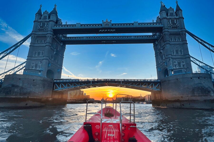 London: River Thames Sunset Speedboat Experience with Drink - Boarding beneath the London Eye