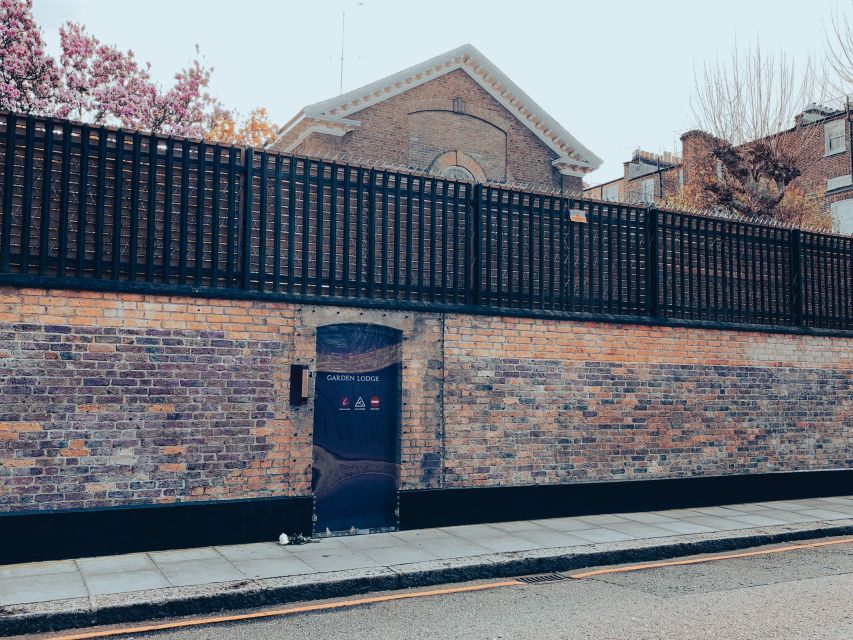 London: Secrets of Freddie Mercury Tour with a Cocktail - Concert memories before the recording studios