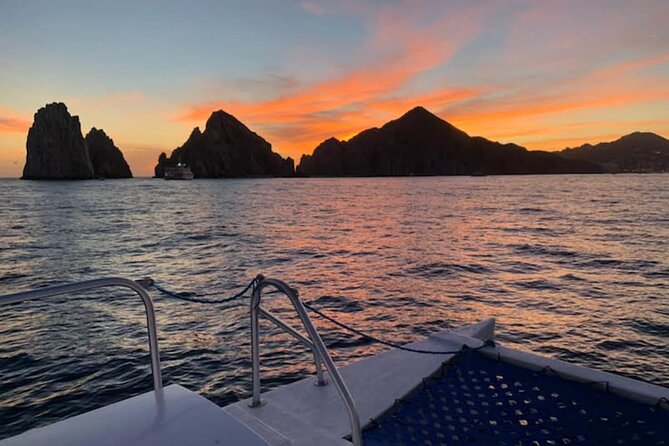 Los Cabos Catamaran: Iconic Sunset Cruise with Drinks & DJ - Who will have the best time here