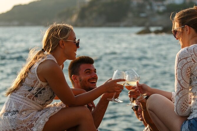 Luxury Catamaran Cruise, Dia Island –Open Bar & Lunch -Top Rated! - Practical details for a smoother day
