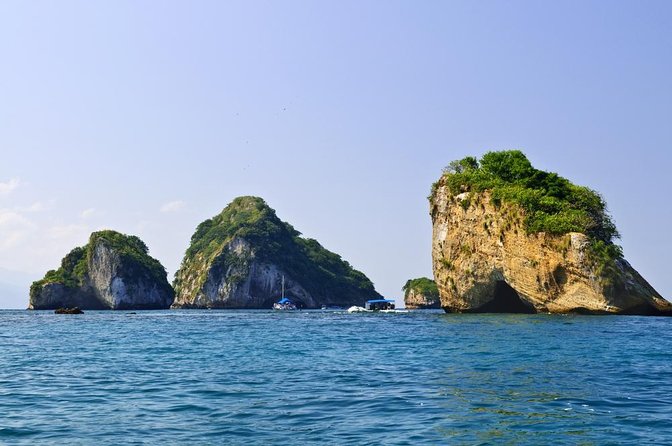 Luxury Yacht & Snorkel with All inclusive Open bar and lunch - A five-hour cruise south from Puerto Vallarta