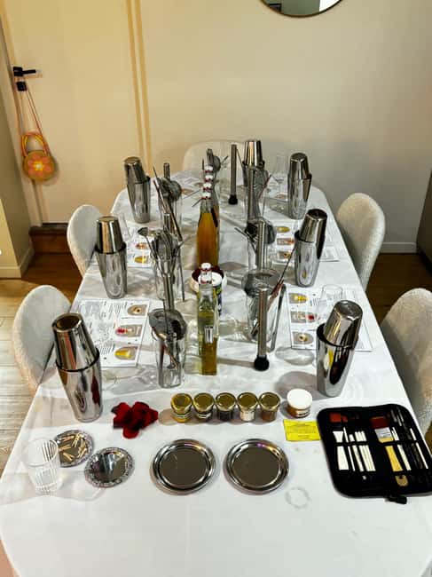 Lyon: Cocktail workshop in your home - How long 150 minutes feels at home