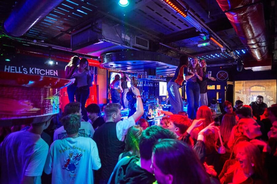 Lyon: Riviera Bar Crawl Party with Free Shots and Vip Entry - The first bar and the first hour