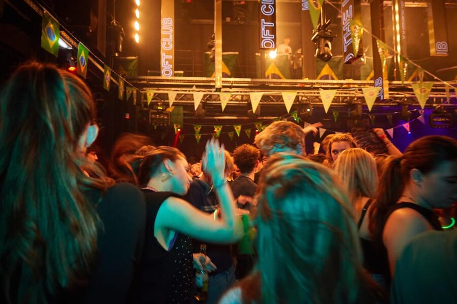 Lyon: Riviera Bar Crawl Party with Free Shots and Vip Entry - Smart ways to prepare for the night