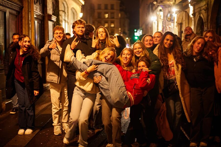 Lyon: Riviera Bar Crawl Party with Free Shots and Vip Entry - Meeting the guide in red