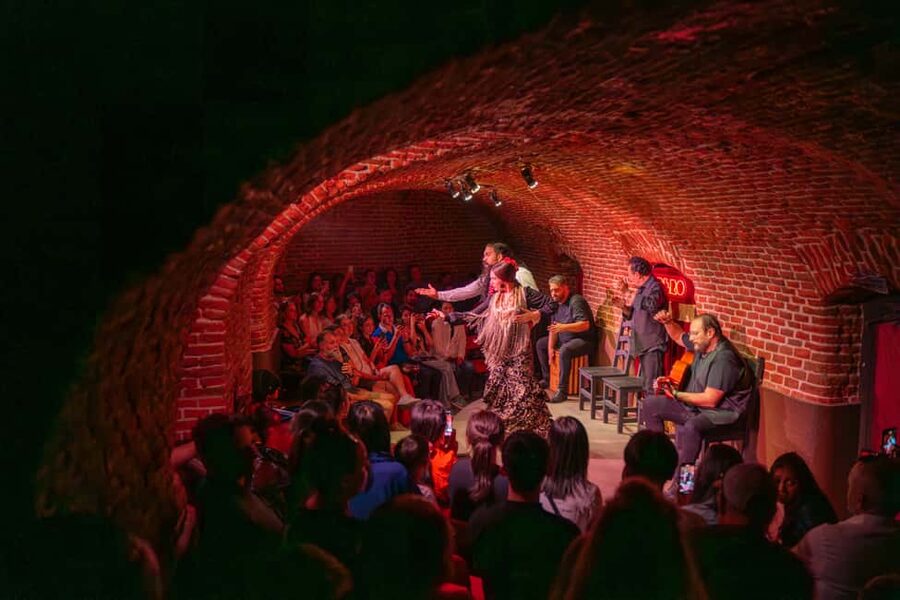 Madrid: Flamenco Show Entry Ticket with Drink & Artist Talk - Five performers and one close-up stage