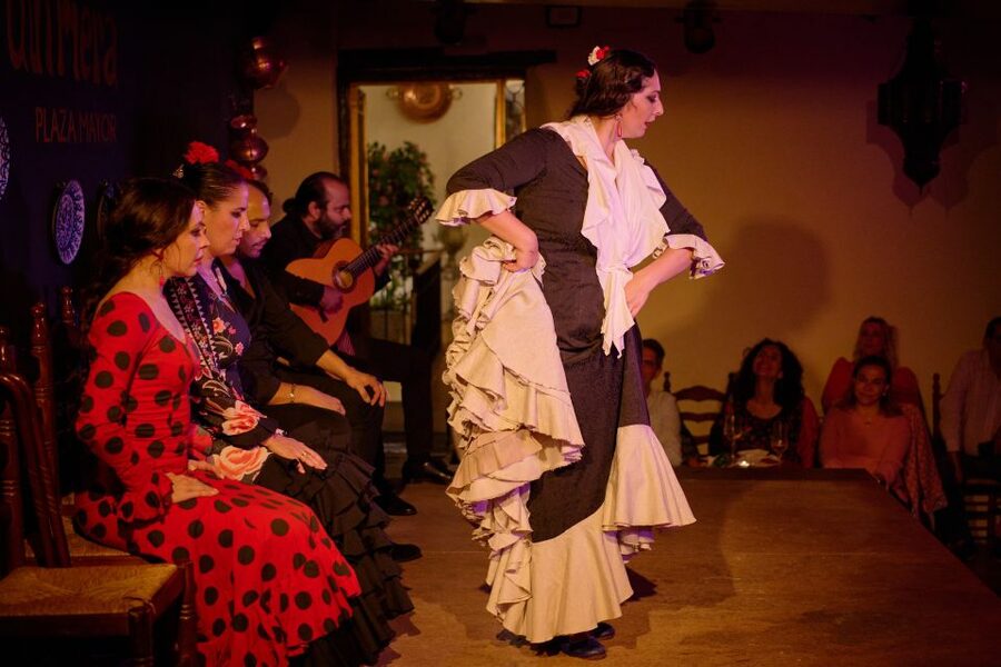 Madrid: Flamenco Show La Quimera with Drinks & Dinner Option - Entering La Quimera for a traditional Madrid night