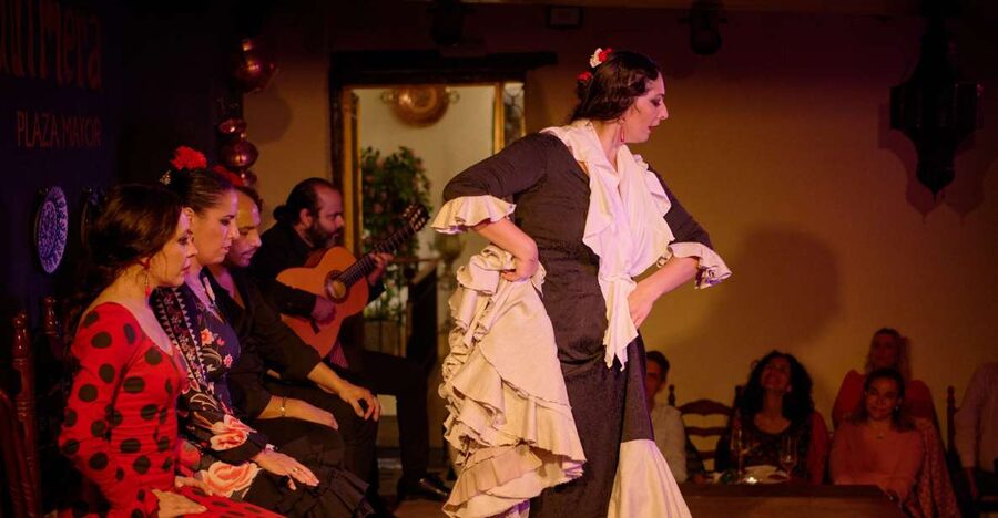 Madrid: Flamenco Show La Quimera with Drinks & Dinner Option - The 90-minute performance: guitar, voice, and dance