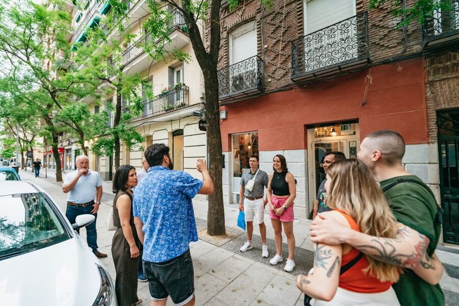 Madrid: Food & Wine Tour with 10 Tapas & 4 Drinks Included - Why the guide matters so much